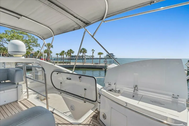 Cheers Yacht Photos Pics 2009 Sunseeker Manhattan 52 yacht deck with ocean view and palm trees.