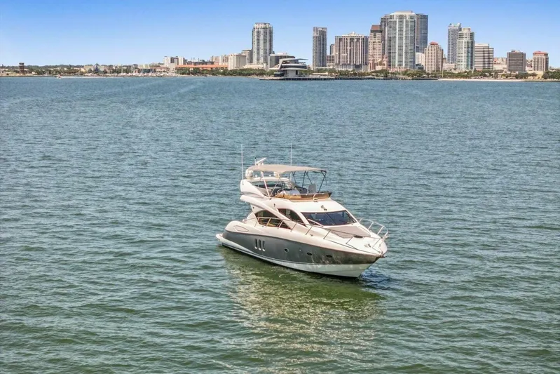 Cheers Yacht Photos Pics 2009 Sunseeker Manhattan 52 yacht on water with city skyline in background.