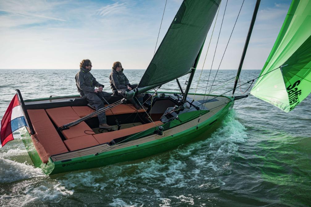 Sailing on a 2026 Saffier 24 Lite yacht with green sails and Dutch flag.