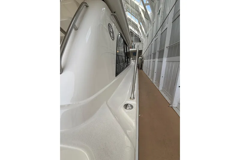  Yacht Photos Pics Side view of 1997 Bayliner 5788 Pilot House Motoryacht in a marina.