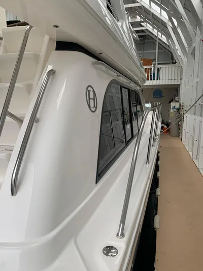  Yacht Photos Pics 1997 Bayliner Pilothouse boat in a covered dock, side view.