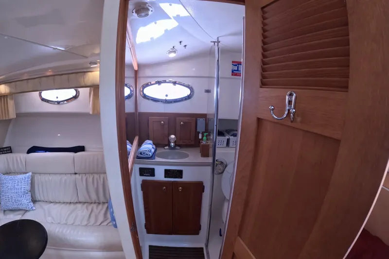  Yacht Photos Pics Interior of 2004 Stamas 370 Express yacht, featuring a cozy cabin and bathroom.