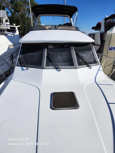 Knot Done Yacht Photos Pics 1999 Navigator 4800 CLASSIC yacht docked, front view with clear blue sky.