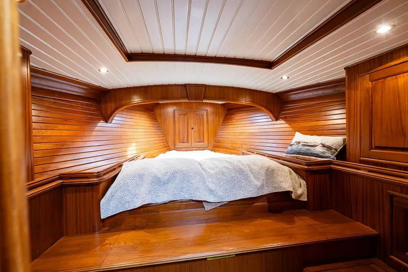 Koh - I - Noor Yacht Photos Pics Luxurious wooden cabin interior of a 1974 C&C 61 yacht with cozy bedding.