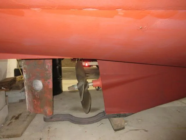  Yacht Photos Pics 2003 Legacy Yachts 34 Sedan propeller and rudder detail.