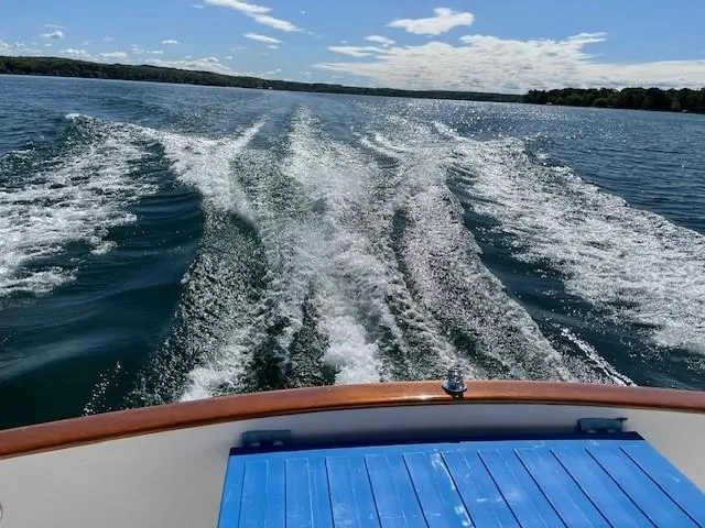  Yacht Photos Pics Wake of 2003 Legacy Yachts 34 Sedan on a sunny day at sea.