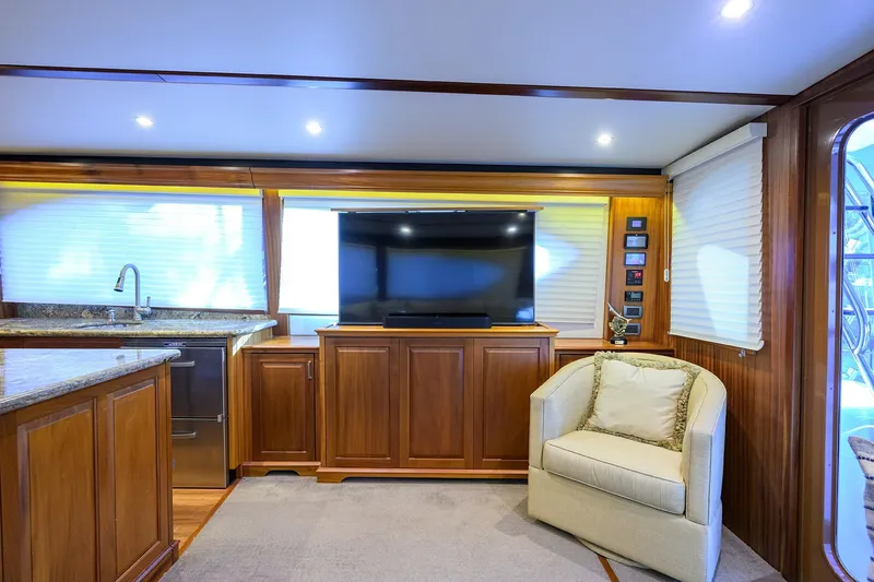 Reelin N Dealin Yacht Photos Pics Hatteras 63 Reelin N Dealin - Interior Salon