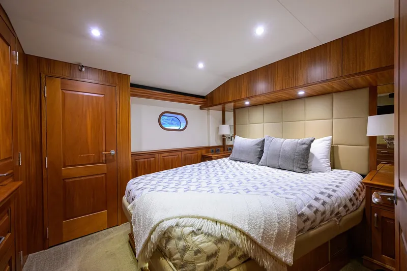 Reelin N Dealin Yacht Photos Pics Hatteras 63 Reelin N Dealin - Interior Master Stateroom