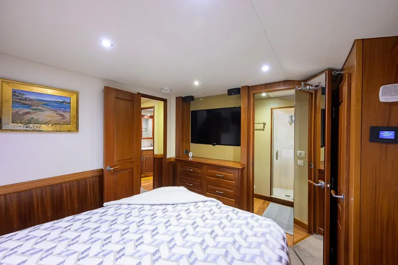 Reelin N Dealin Yacht Photos Pics Hatteras 63 Reelin N Dealin - Interior Master Stateroom