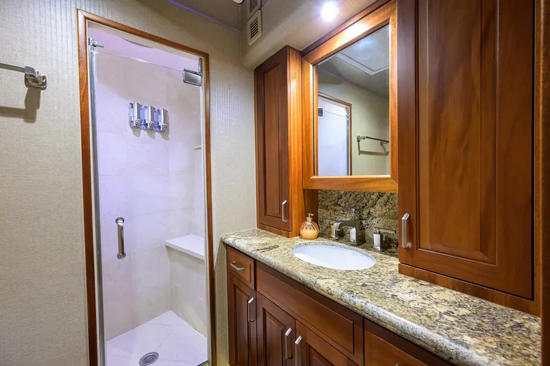 Reelin N Dealin Yacht Photos Pics Hatteras 63 Reelin N Dealin - Interior Master Stateroom Head