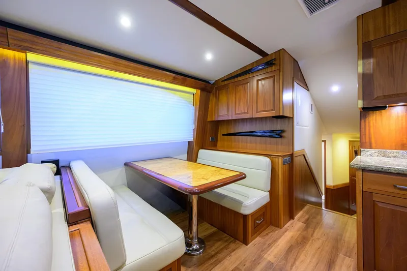 Reelin N Dealin Yacht Photos Pics Hatteras 63 Reelin N Dealin - Interior Dinette