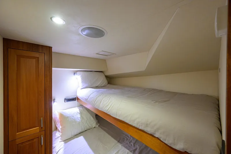 Reelin N Dealin Yacht Photos Pics Hatteras 63 Reelin N Dealin - Interior Guest Stateroom