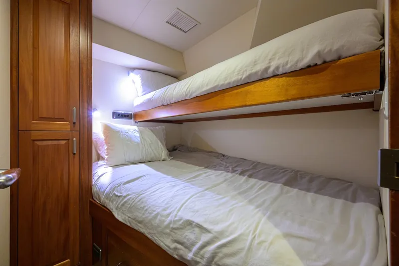 Reelin N Dealin Yacht Photos Pics Hatteras 63 Reelin N Dealin - Interior Guest Stateroom
