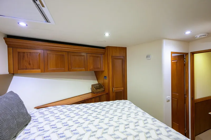 Reelin N Dealin Yacht Photos Pics Hatteras 63 Reelin N Dealin - Interior Guest Stateroom