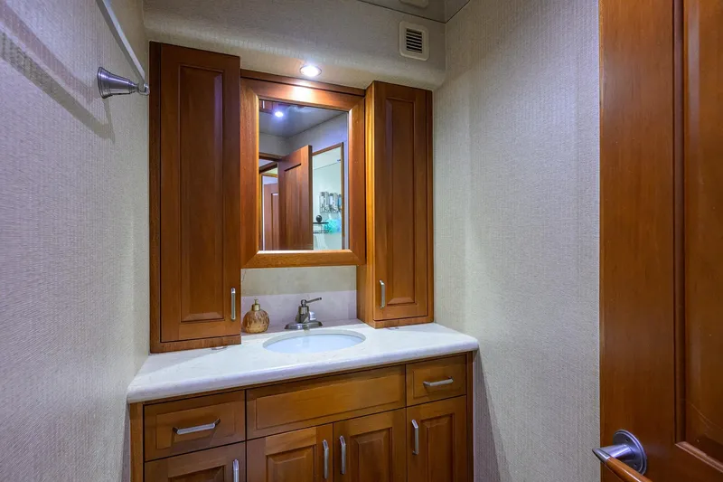 Reelin N Dealin Yacht Photos Pics Hatteras 63 Reelin N Dealin - Interior Guest Stateroom Head