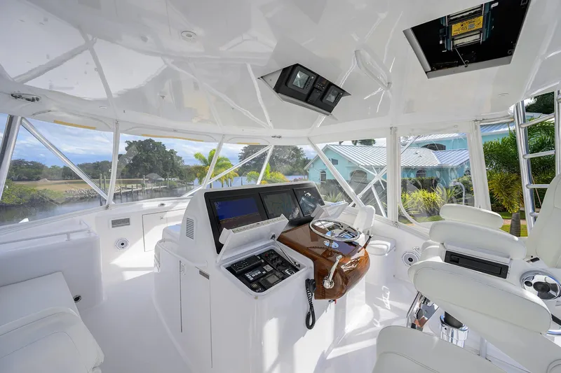 Reelin N Dealin Yacht Photos Pics Hatteras 63 Reelin N Dealin - Exterior Flybridge