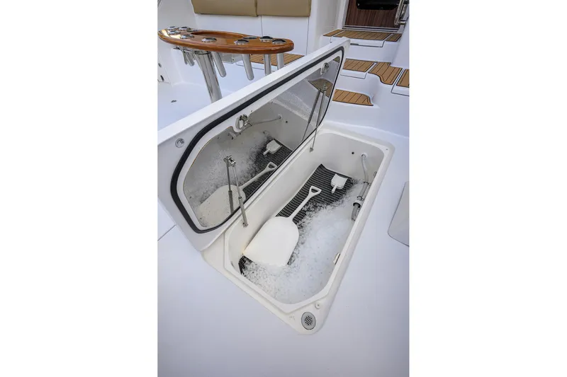 Reelin N Dealin Yacht Photos Pics Hatteras 63 Reelin N Dealin - Exterior Cockpit