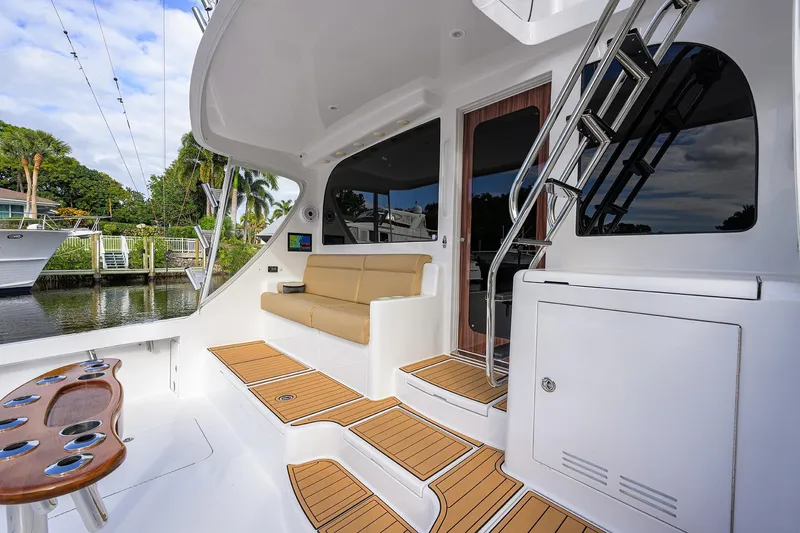 Reelin N Dealin Yacht Photos Pics Hatteras 63 Reelin N Dealin - Exterior Cockpit