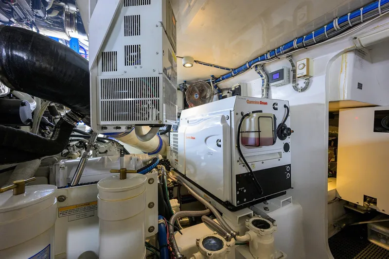 Reelin N Dealin Yacht Photos Pics Hatteras 63 Reelin N Dealin - Engine Room