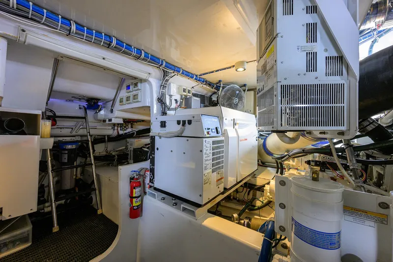 Reelin N Dealin Yacht Photos Pics Hatteras 63 Reelin N Dealin - Engine Room