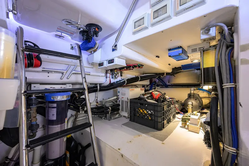 Reelin N Dealin Yacht Photos Pics Hatteras 63 Reelin N Dealin - Engine Room