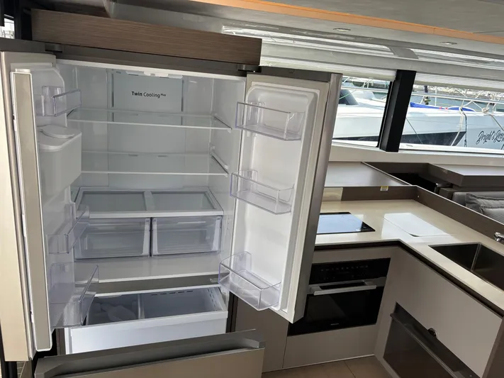 B8094 Yacht Photos Pics 