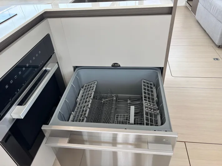 B8094 Yacht Photos Pics 