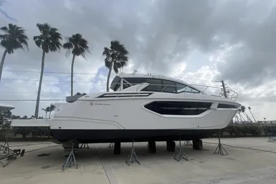 Cruisers Yachts 42 Cantius