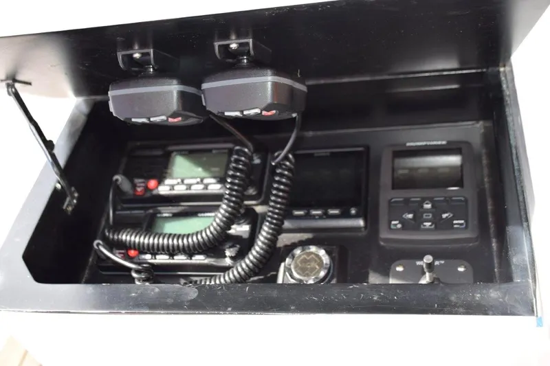 43' Jim Smith Walkaround Yacht Photos Pics Thruster, auto-tabs, autopilot, spotlight, Vhf radios