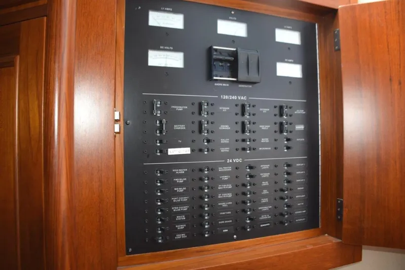 43' Jim Smith Walkaround Yacht Photos Pics Main electrical panel
