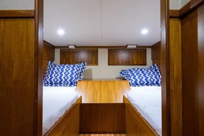 43' Jim Smith Walkaround Yacht Photos Pics Aft stateroom