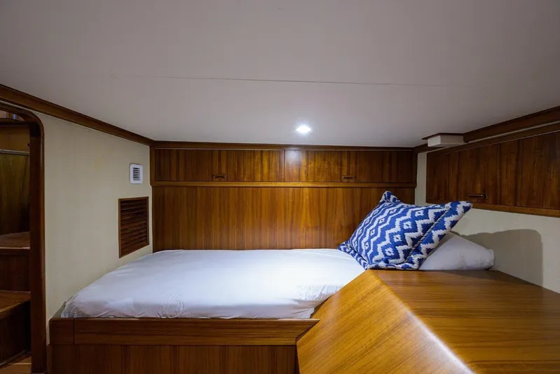 43' Jim Smith Walkaround Yacht Photos Pics Aft stateroom, portside berth