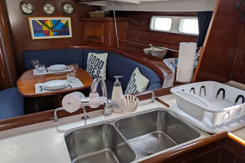 Laylay Yacht Photos Pics Interior of 2003 Beneteau Oceanis Clipper 473 yacht with dining area and kitchen sink.