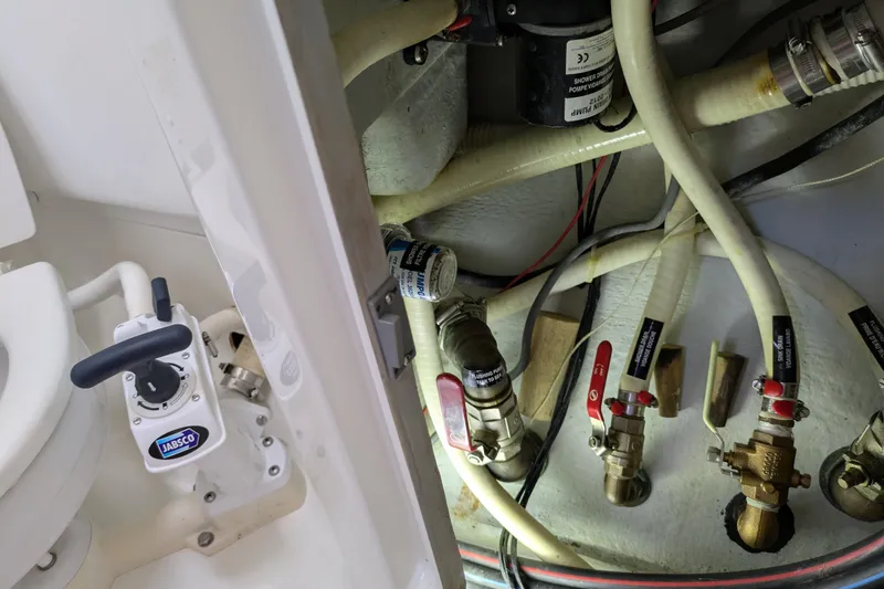 Laylay Yacht Photos Pics Plumbing system of a 2003 Beneteau Oceanis Clipper 473 yacht, featuring Jabsco components.