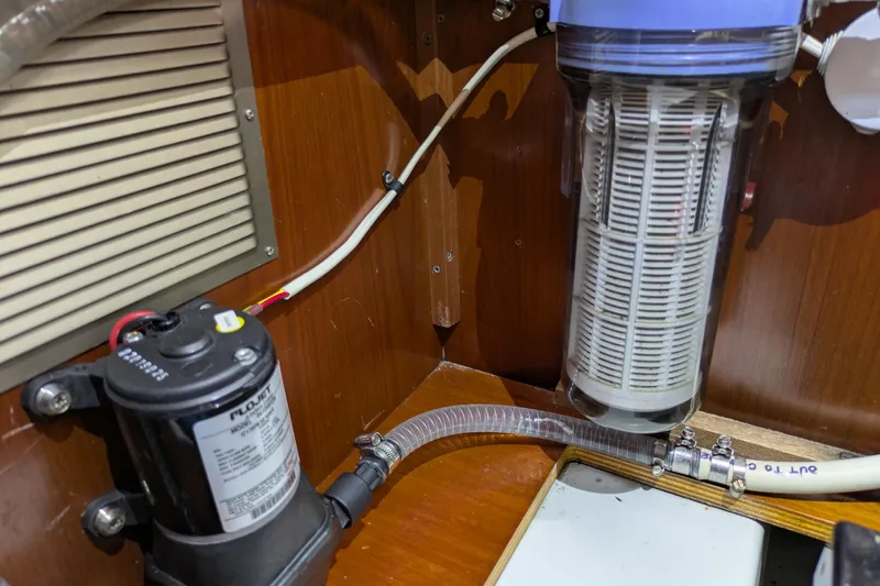 Laylay Yacht Photos Pics Beneteau Oceanis Clipper 473 (2003) interior showing water filtration and pump system.