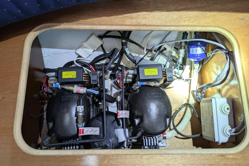 Laylay Yacht Photos Pics Electrical components inside a 2003 Beneteau Oceanis Clipper 473 yacht.