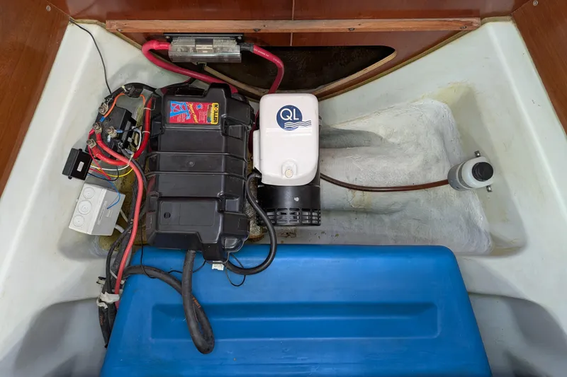 Laylay Yacht Photos Pics Electrical components in a 2003 Beneteau Oceanis Clipper 473 yacht.