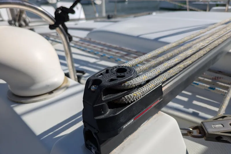 Laylay Yacht Photos Pics Close-up of Beneteau Oceanis Clipper 473 sailboat rigging, showcasing ropes and hardware, 2003 model.