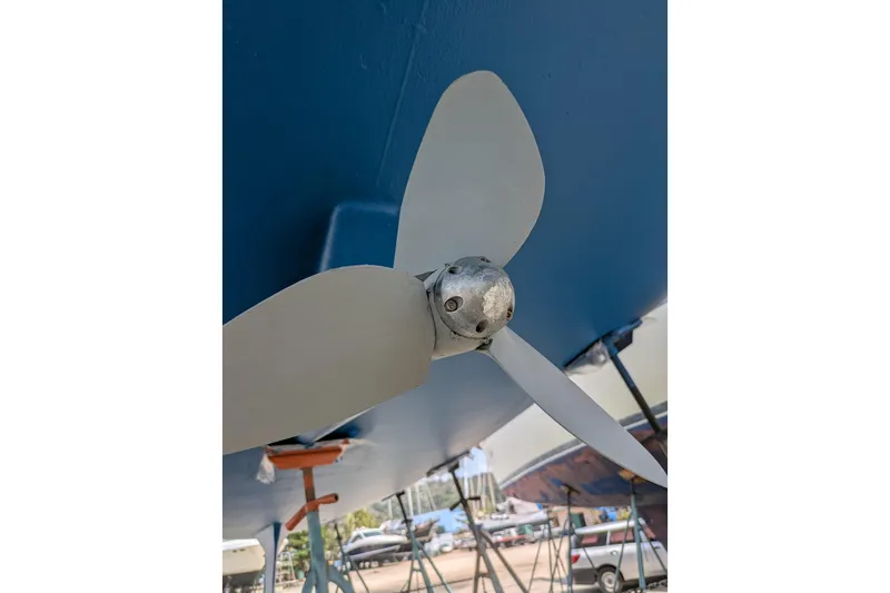 Laylay Yacht Photos Pics Propeller of 2003 Beneteau Oceanis Clipper 473 sailboat on dry dock.