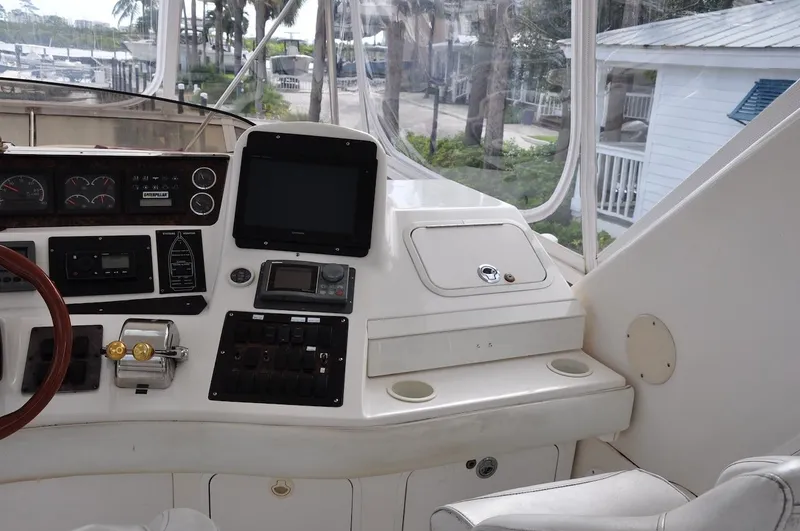  Yacht Photos Pics 1998 Sea Ray 480 Sedan Bridge helm with navigation equipment and controls.