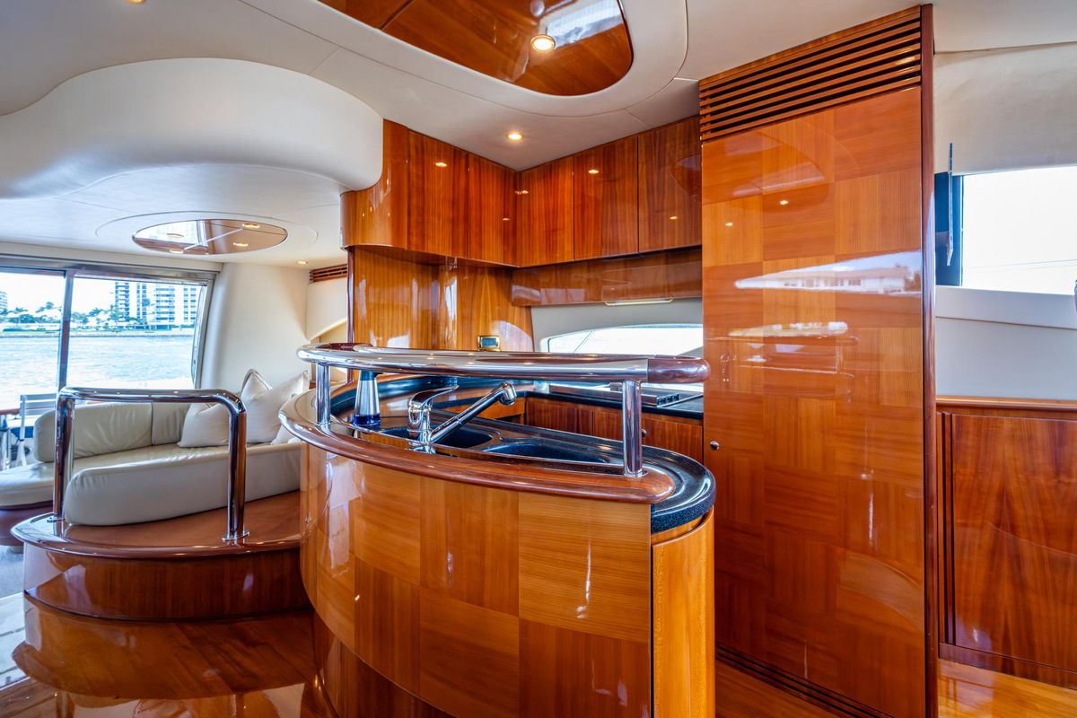 2005 Azimut 62 