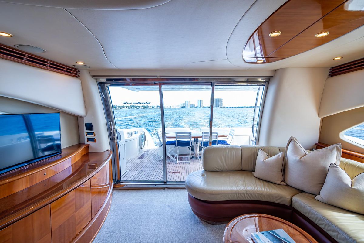 2005 Azimut 62 