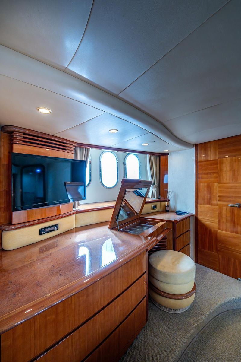 2005 Azimut 62 