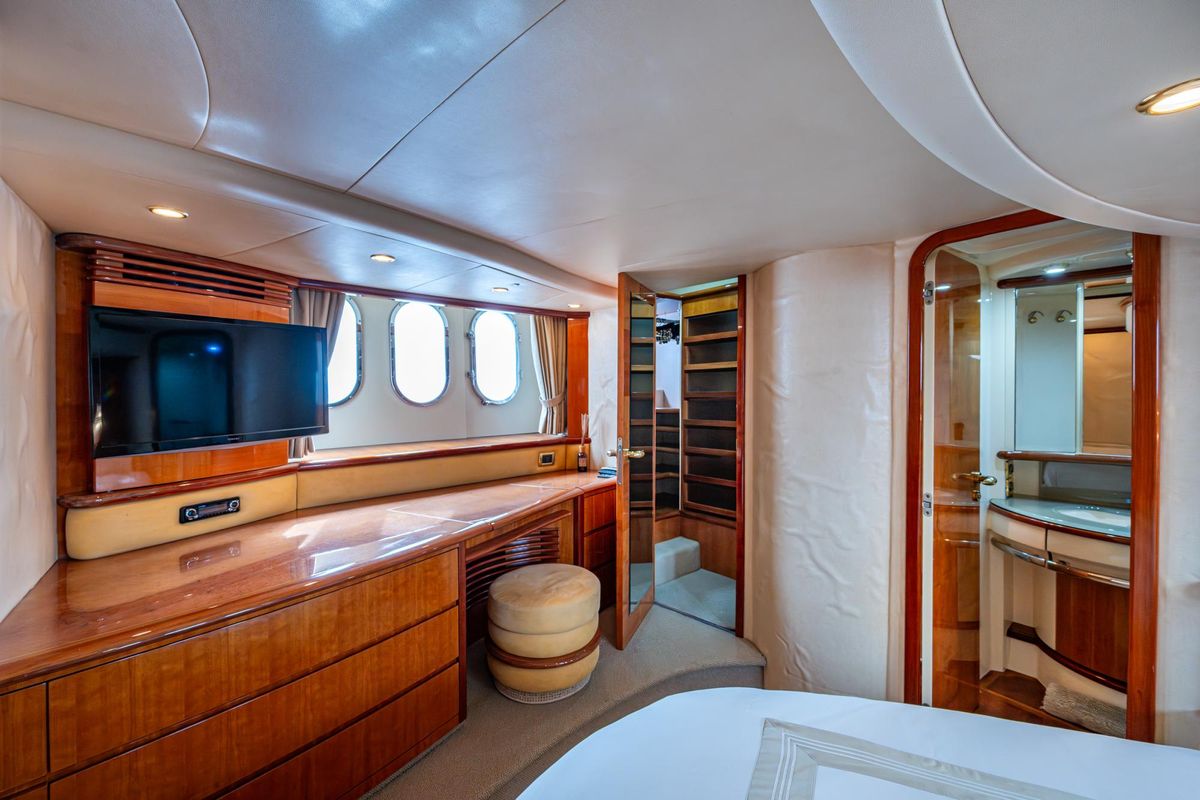 2005 Azimut 62 