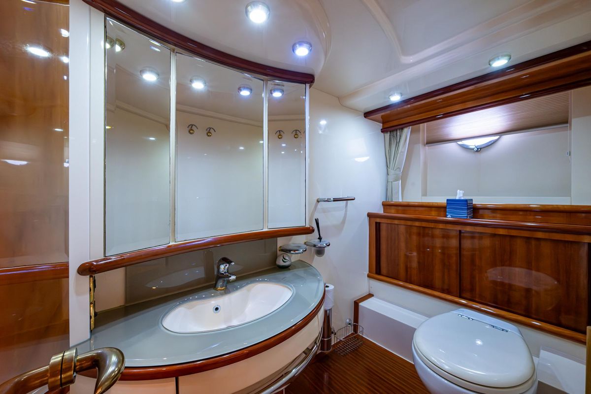 2005 Azimut 62 