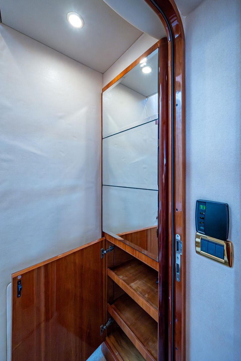 2005 Azimut 62 