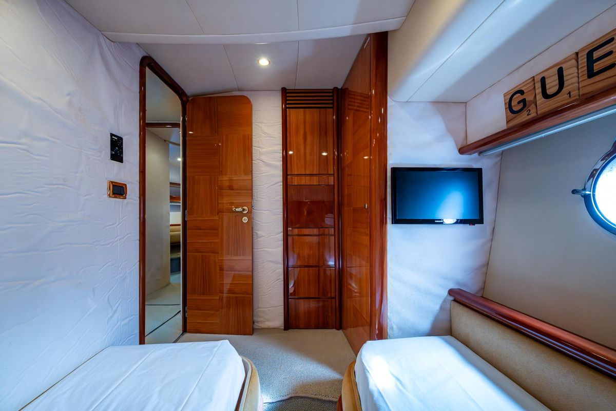 2005 Azimut 62 