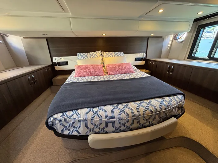 Skye Yacht Photos Pics Luxurious bedroom interior of 2019 Azimut Fly 50 yacht with modern design and cozy bedding.