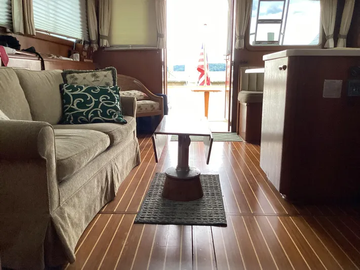 Sea Mist Yacht Photos Pics Interior of a 1991 MDI Sedan Flybridge with cozy seating and wooden flooring.