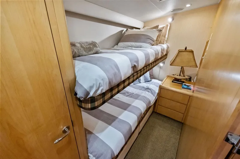 Endurance Yacht Photos Pics Cozy bunk bed cabin in 1998 Hatteras 60 Convertible yacht.